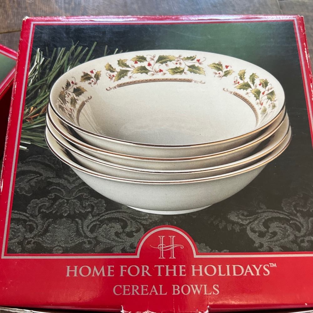 Royal Limited Holly Holiday Cereal Bowls Set of 4 White Gold Rim Japan 669590